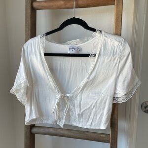 White tie shirt with lace